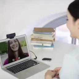 Webcam Full HD Logitech C920s com Microfone Embutido e Proteção de Privacidade — imagem 9
